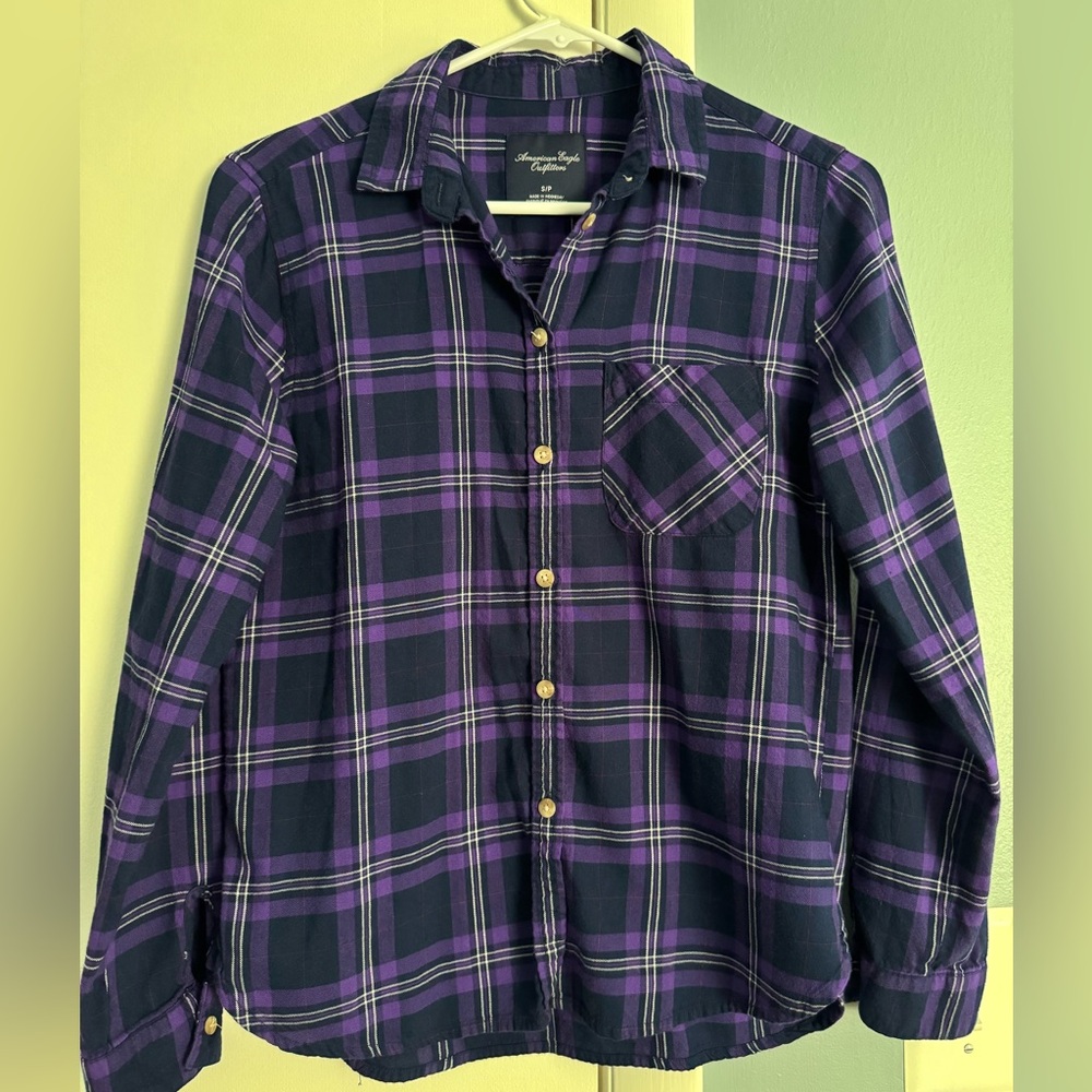 Women’s American Eagle Purple Plaid Button Down Shirt. Sz S.Very good condition.